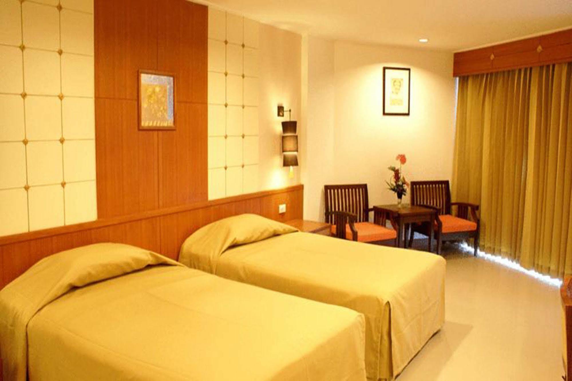 Royal Twins Palace Hotel Pattaya Exterior photo